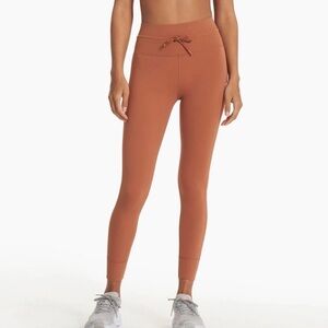 Vuori daily legging in pretty penny